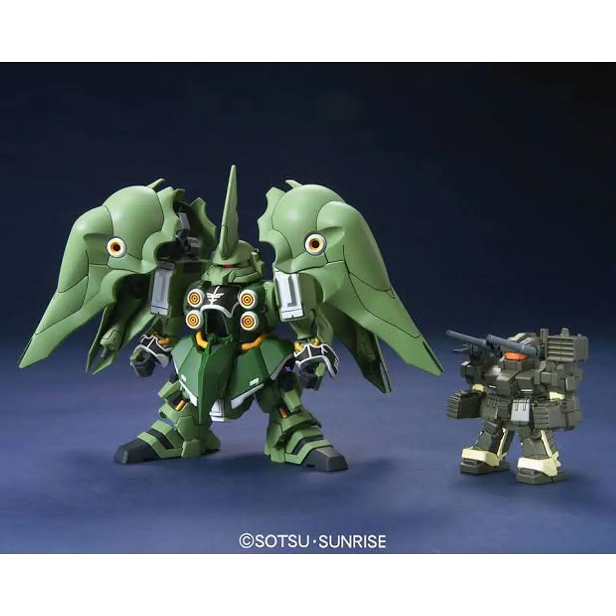 Modelo SD Kshatriya armado junto a otro modelo como referencia visual